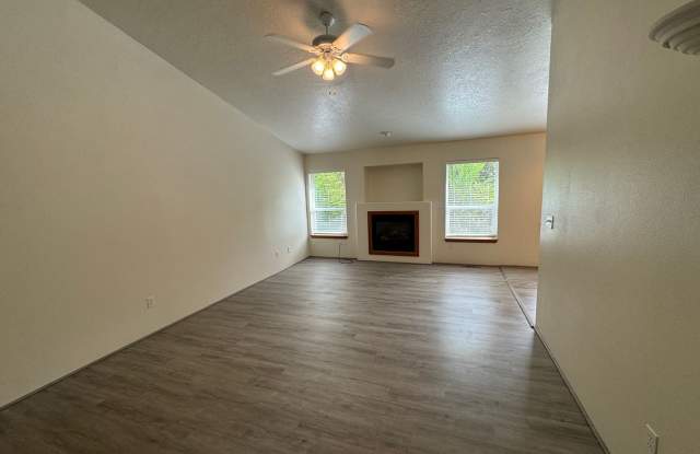 3 Bedroom Home In Lincoln City. Gallery 4