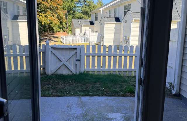 Spacious 3 Bed / 3 Bath Townhome in Northeast Raleigh – Washer & Dryer Included Gallery 4