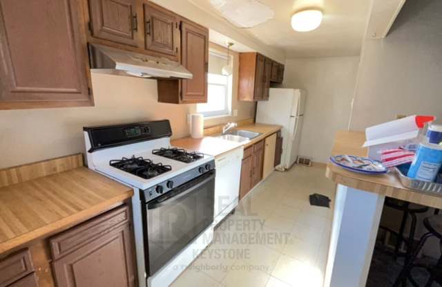 2 Bedroom/1 Bath with extra large yard in Carnegie! Gallery 4