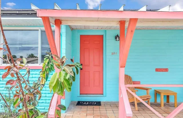 219 Bonner Avenue unit: 2 photos photos