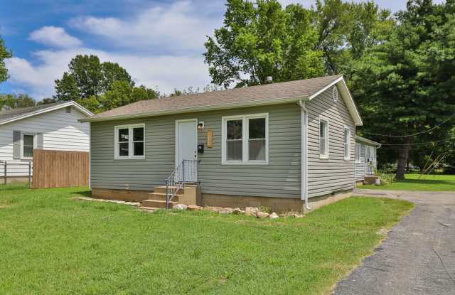 1 Bedroom | 1 Bathroom | House with Carport | Located on a Quiet Street| Lawn Care and Trash Included | PETS WELCOME photos photos