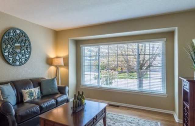 Spectacular 5 Bedroom Home in Rock Creek Gallery 4