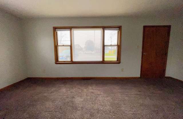 1805 E Indiana Ave - Spacious 3BR Home with Garage, Large Yard, Deck & Patio Gallery 3