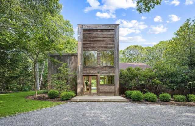 26 Woodland Way - 26 Woodland Way, Quogue, NY 11959