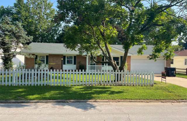 Beautiful 4 bed home. This won’t last long! - 1119 East Edgewood Street, Springfield, MO 65807