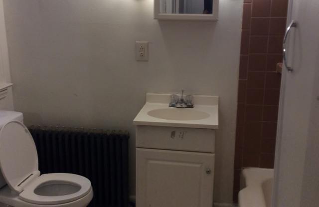 First floor in West End-Close to public transportation Gallery 4