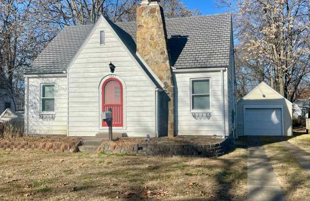 REDUCED - 1247 E. UNIVERSITY ST. -1 SMALL PET NEGOTIABLE - CALL OFFICE FOR SHOWING INFORMATION - 1247 East University Street, Springfield, MO 65804