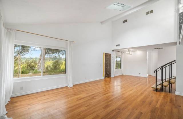 La Jolla UTC Renovated 3 bd /2 ba Townhome with Garage, Private Patio, + more! Gallery 3