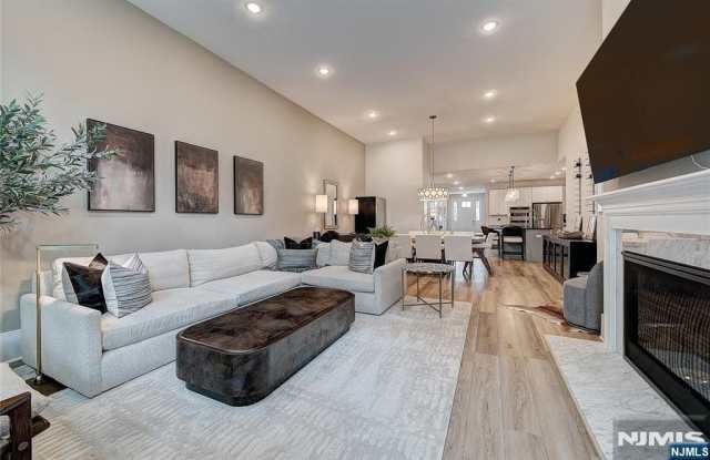 18 Hillandale Gallery 4