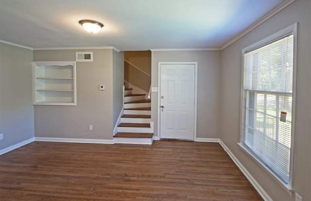 3 Bedroom, 2 Bathroom Duplex Near Colonial and Park Gallery 4