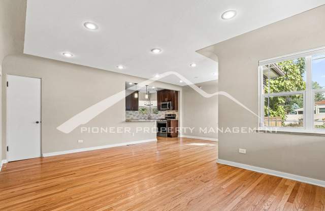 Large Home with an Updated Kitchen in Montclair Neighborhood! Gallery 4