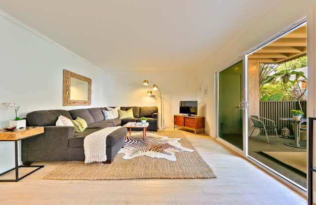 Ideally Located Stunning 2BD/2BA Condo in La Jolla! w/ Parking & Large Patio - Only $3,395/mo! Gallery 1