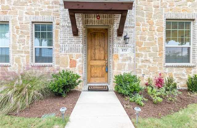 573 W Royal Lane - 573 West Royal Lane, Irving, TX 75039