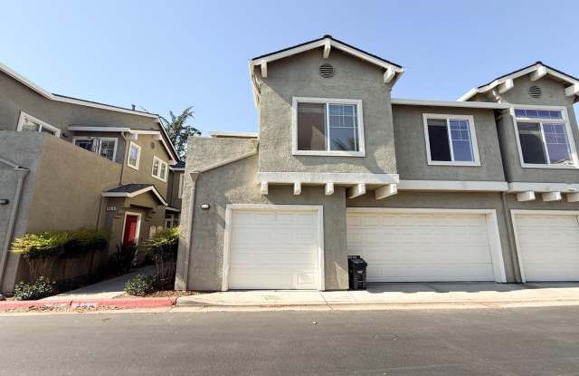 Well Maintained Two Bedroom Upper Unit Townhome in Copper Hill Community. Gallery 1
