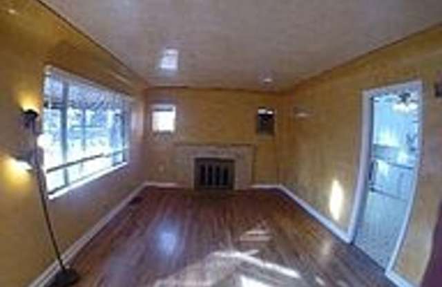 Charming 4BR Duplex in Englewood Gallery 3