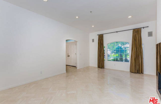 304 South SWALL Drive Gallery 3