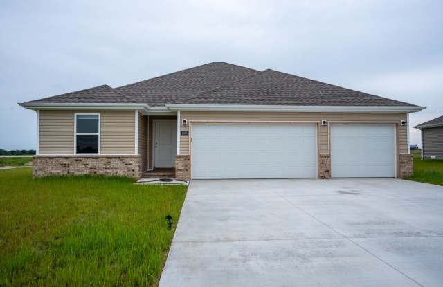 BRAND NEW 4 BEDROOM HOME - 1380 West Maurice Street, Bolivar, MO 65613