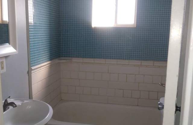 2 bedrooms, 1 bath, fenced yard near CNM, UNM photos photos