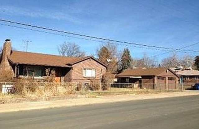 Charming 4BR Duplex in Englewood Gallery 1