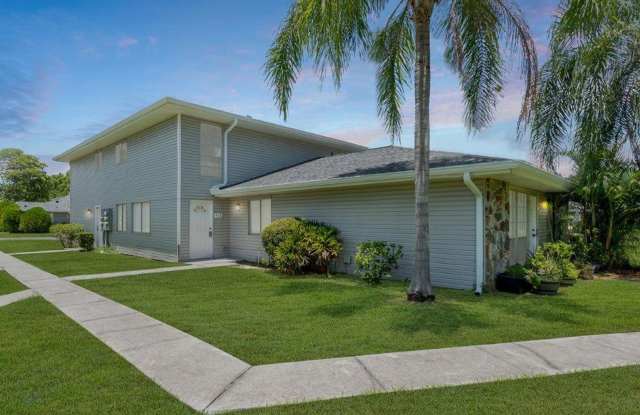 Lovely 2 Bedroom Condo Now Available - Pine Shadows Close to Valencia - 4112 Yellow Pine Lane, Orlando, FL 32811