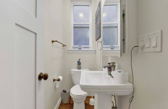 2522 N Burling Gallery 2