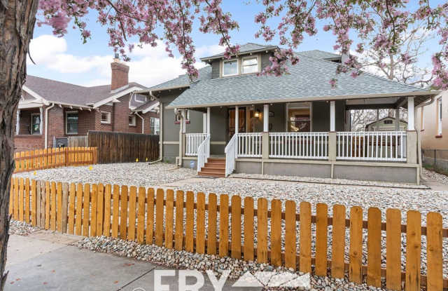 Remodeled Highlands Bungalow in Prime Location Gallery 4