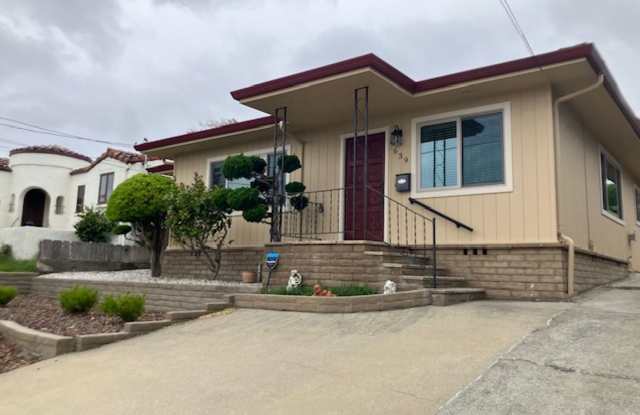 Large Three Bedroom, Two Bathroom House Near DLI, Cannery Row and Schools photos photos