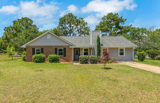 Charming 3BR Ranch Style Home on Quiet Cut-de-Sac Near Hospital-Fenced Backyard and Screen Patio! photos photos