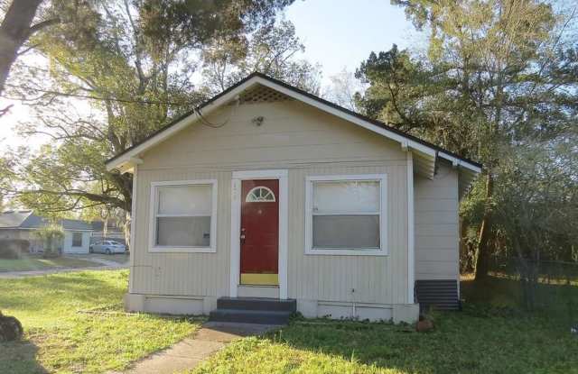 Beautiful 2 Bed/1 Bath +Bonus Room Single Family Home Available Now! **$300 OFF FIRST FULL MONTH RENT** - 478 East 45th Street, Jacksonville, FL 32208