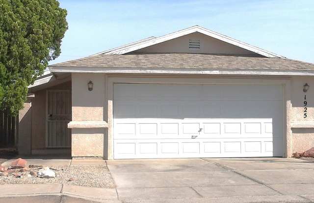 3+2 Stylish, Move‑In Ready Home with New Flooring and Fresh Interior - 1925 Motor Avenue, Kingman, AZ 86401