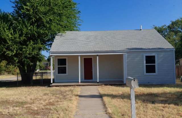3/1 Located near downtown eating & shopping with LARGE FENCED YARD photos photos