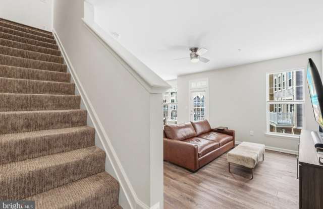 5902 FORUM Square Gallery 2