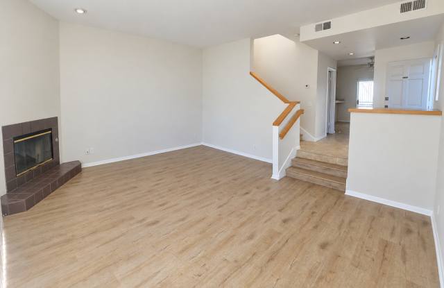 Three Bedroom Townhouse in Pacific Beach - Garage Parking - Remodeled Gallery 1