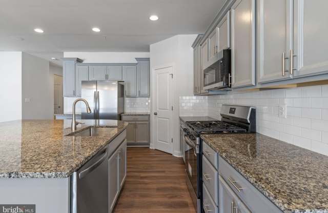 11337 FLAG Court Gallery 4