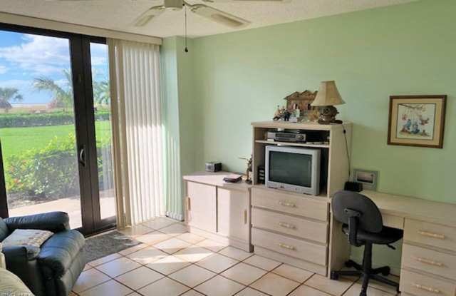 Only steps from the pool & the beach!!!  MARCO ISLAND TWO BEDROOM ** Gallery 4