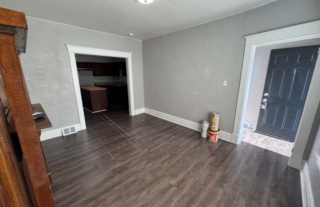 Lovely 2 Bedroom Townhome with New Kitchen with Butler's Pantry Gallery 4