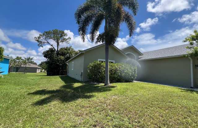 944 SE Browning Ave photos photos