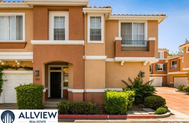 Beautiful townhouse located in the highly desirable area of Westpark in Irvine! Gallery 3