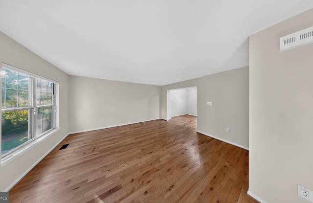11902 CRIMSON Lane Gallery 4