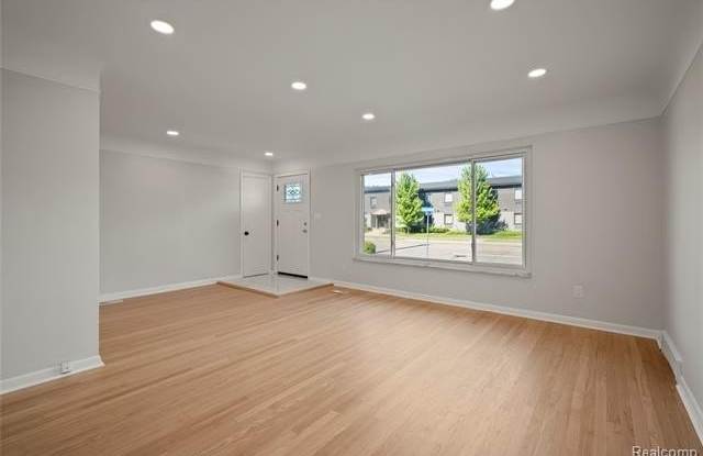4014 Greenfield Road Gallery 4