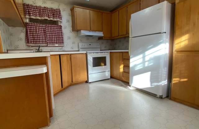 NOW SHOWING - DIRECT DUNES ACCESS! - 900 North 8th Street, Lakeside, OR 97449