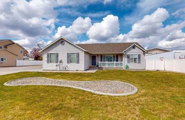 West Pasco Rambler with and Two Car Garage and large shop ( 4-6 month lease) - 8303 Hudson Drive, Pasco, WA 99301