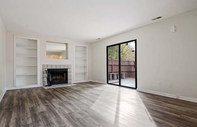 GREAT LOCATION!!! Large 2bedrm - Mins to UNC!! - 126 Springberry Lane, Chapel Hill, NC 27517