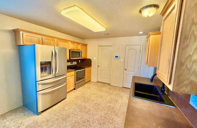 Welcome Home to 2415 Isabelle Dr! Gallery 4