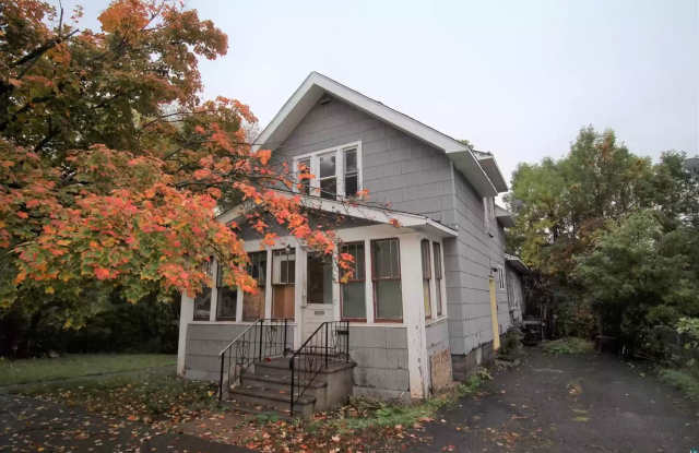 AVAILABLE JUNE 1ST - 2 Bed/ 1 Bath w/ Great Yard! photos photos