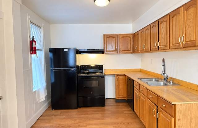 Spacious 3 bedroom Single Family Home in Lancaster City - with Backyard! Gallery 3