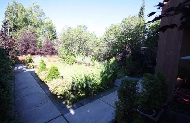 Gorgeous 2 Bedroom Downtown Top Floor Condo! photos photos