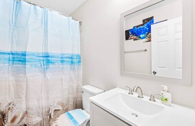 Room in 3 Bedroom Home at Kings Mountain St Gallery 4