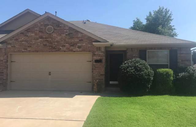 TAKE A LOOK AT YOUR NEW HOME! - 928 West Prairie Wind Way, Mustang, OK 73064