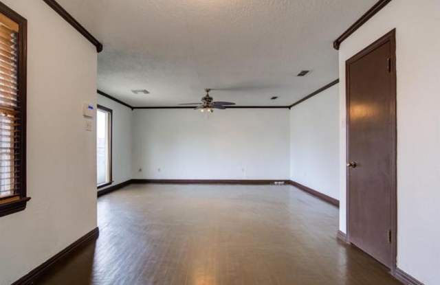 2-Bedroom Home with Garage & Fenced Yard Gallery 4
